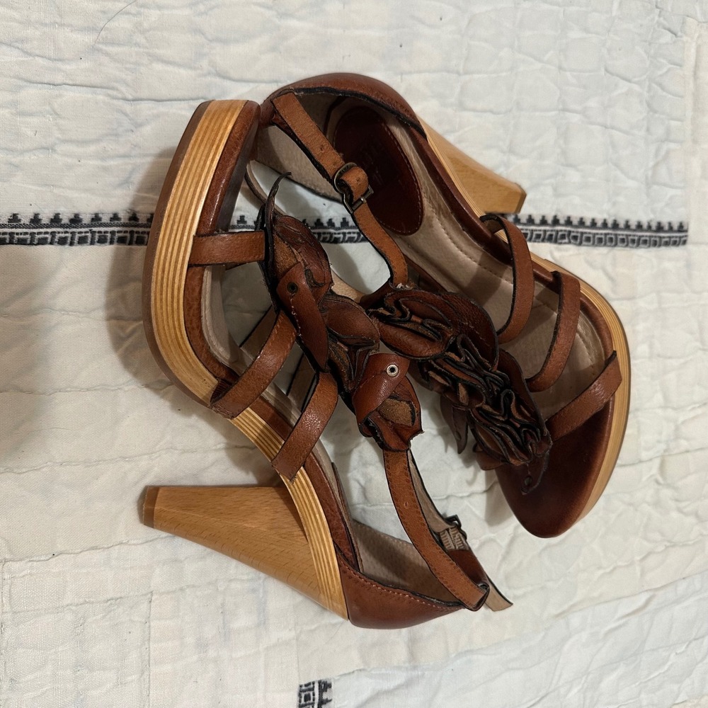 Frye Janna Flower Brown Leather Wood Platform T-Strap Heels 8